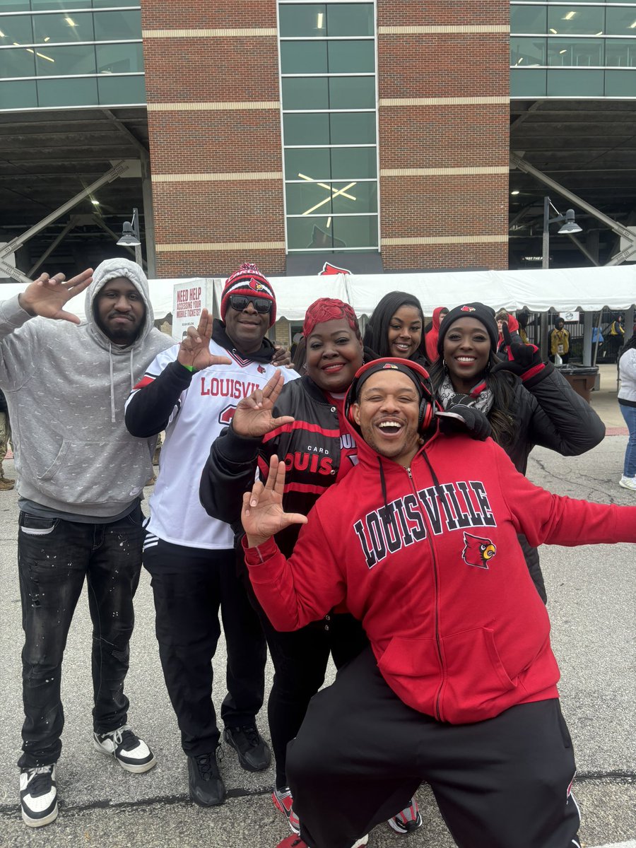 Last Home game All Love ❤️ appreciate you and your families these last few years! Love ALL OF YOU #GoCards <a href="/kgreene_803/">Kellee Greene</a> <a href="/WesKeyes_CSZ/">Wes</a> <a href="/BIGGRIFF72/">Ryan Griffin</a>