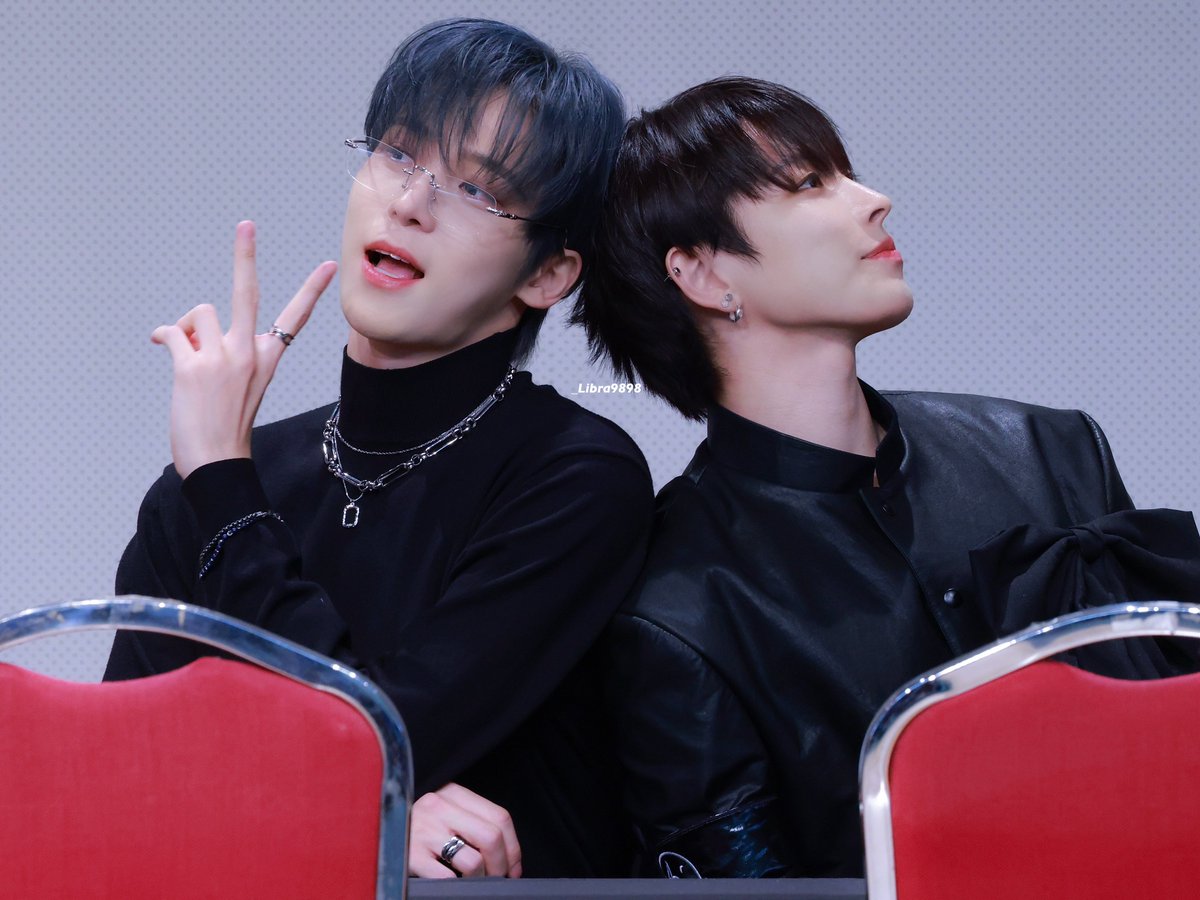 241124 사운드웨이브 팬싸
호홍야~❣️

#홍중 #HONGJOONG #윤호 #YUNHO
#에이티즈 #ATEEZ