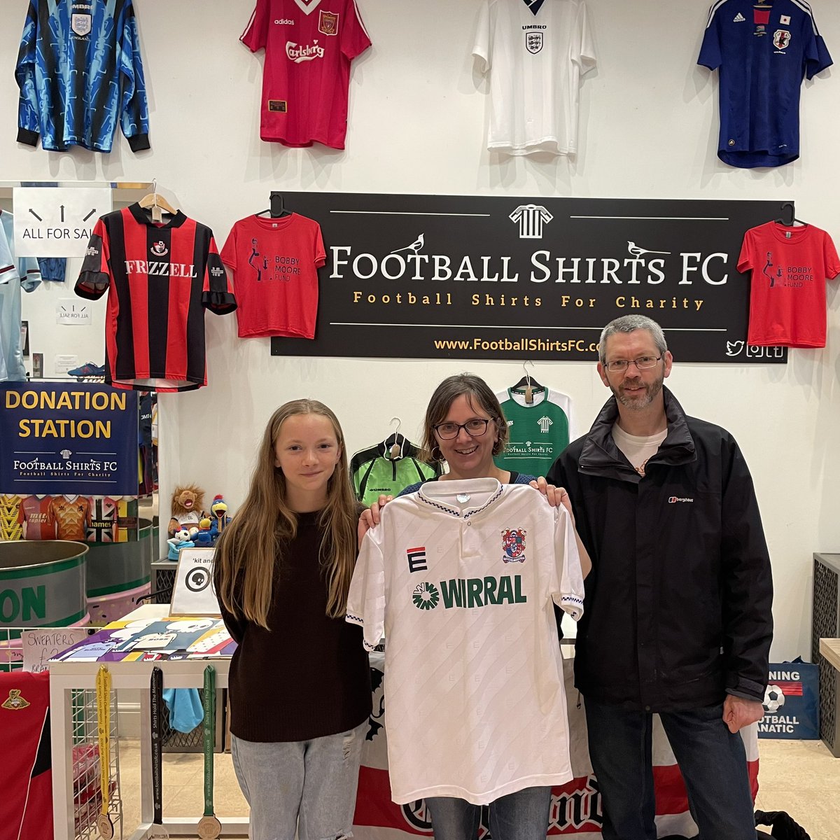 A truly magical and emotional moment as we’re able to reunite a 1989 <a href="/TranmereRovers/">Tranmere Rovers FC</a> shirt with a die-hard Rovers family visiting us from New Zealand!
🤍❤️💚
#EveryShirtHasAStory