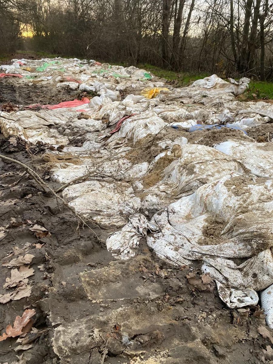 jachcy's tweet image. Sprzątanie po powodzi też nie idzie… #Powódź