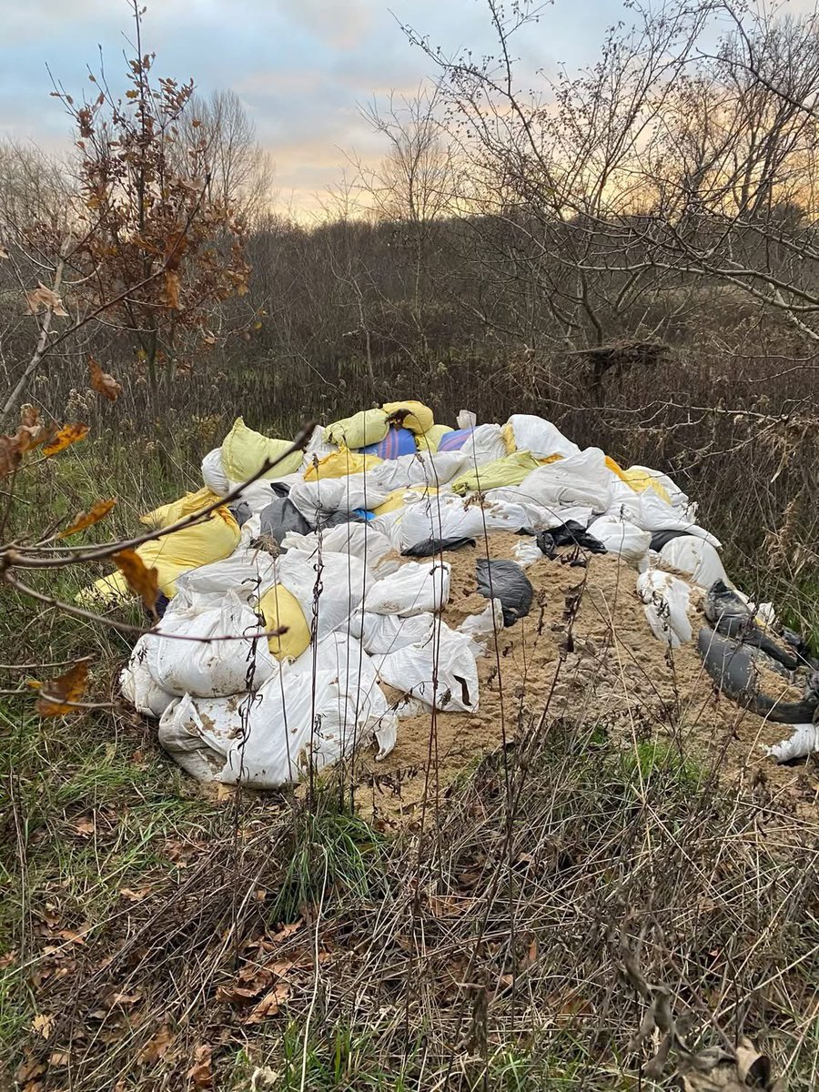 jachcy's tweet image. Sprzątanie po powodzi też nie idzie… #Powódź