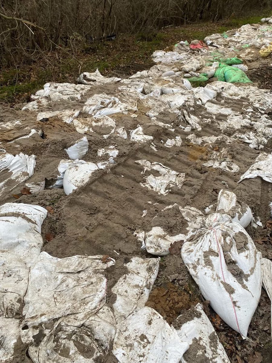 jachcy's tweet image. Sprzątanie po powodzi też nie idzie… #Powódź