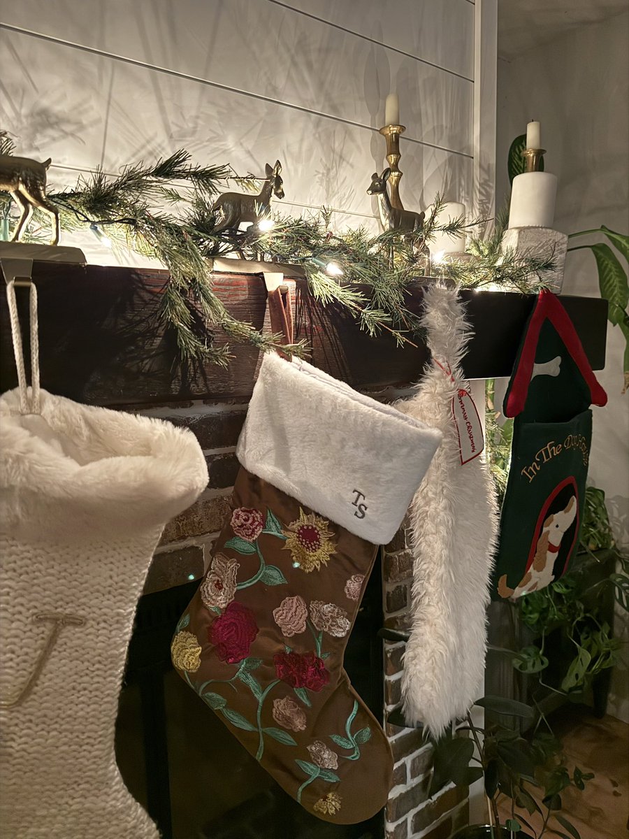 jamisversion13's tweet image. Tis the damn season 🎄
 #TSTheHolidayCollection #AcousticPianoCollection