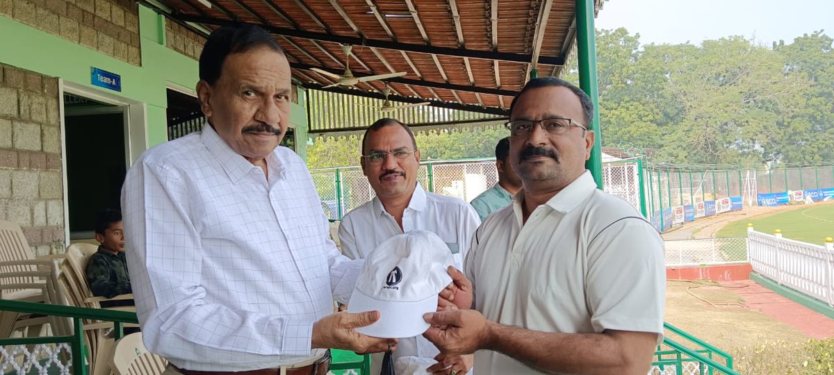 JayaramiA's tweet photo. AP వెటరన్స్  క్రికెట్ టోర్నమెంట్ RDT స్టేడియం నందు ప్రారంభ వేడుక జరిగింది.ముఖ్య అతిథిగా RDT ప్రోగ్రాం డైరెక్టర్ శ్రీ మంచో ఫెర్రర్ గారు పాల్గొన్నారు.ఈ కార్యక్రమంలోఅనంతపురం జిల్లా న్యాయవాదుల క్రికెట్ టీం కెప్టెన్ లాయర్ కుంటిమద్ది జయరాం రెడ్డి గారు పాల్గొన్నారు.
#ANANTAPURAM
#Reddi https://t.co/p4xodXRTgP