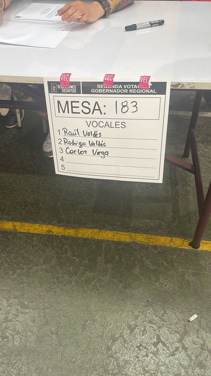 sterenas's tweet photo. @chvnoticias @canal13 @meganoticiascl @24HorasTVN
Mesa 183 Liceo Amunategui Stgo, 10:15 faltaba vocal.En esa mesa vota ex Ministro C Suprema, ex Pres TRICEL don Patricio Valdés A, más de 15 personas esperando, se ofreció como vocal a sus 79 años.Actitud cívica digna de aplaudir! https://t.co/wM3oR6vliT