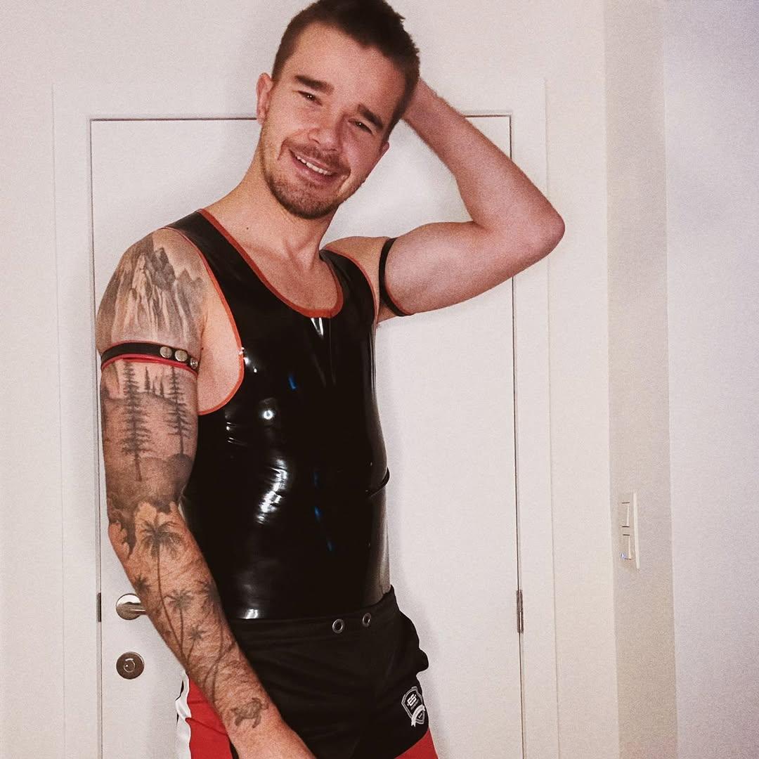 Have a great day, holes.
(And poles too, probably)

#gay #rubber #gayrubber #kink