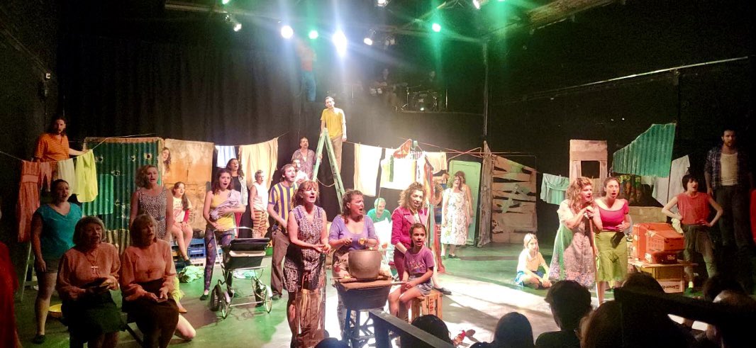 Un grupo de vecinos del sur de la ciudad de Buenos Aires logró convertir las plazas en salas de teatro y los saberes de cada uno en arte comunitario. Son ‘Los Pompas’
Ahora con sede en Brasil 2640 (Parque Patricios) conmueven con “Lo que la peste nos dejó” a talento y convicción.