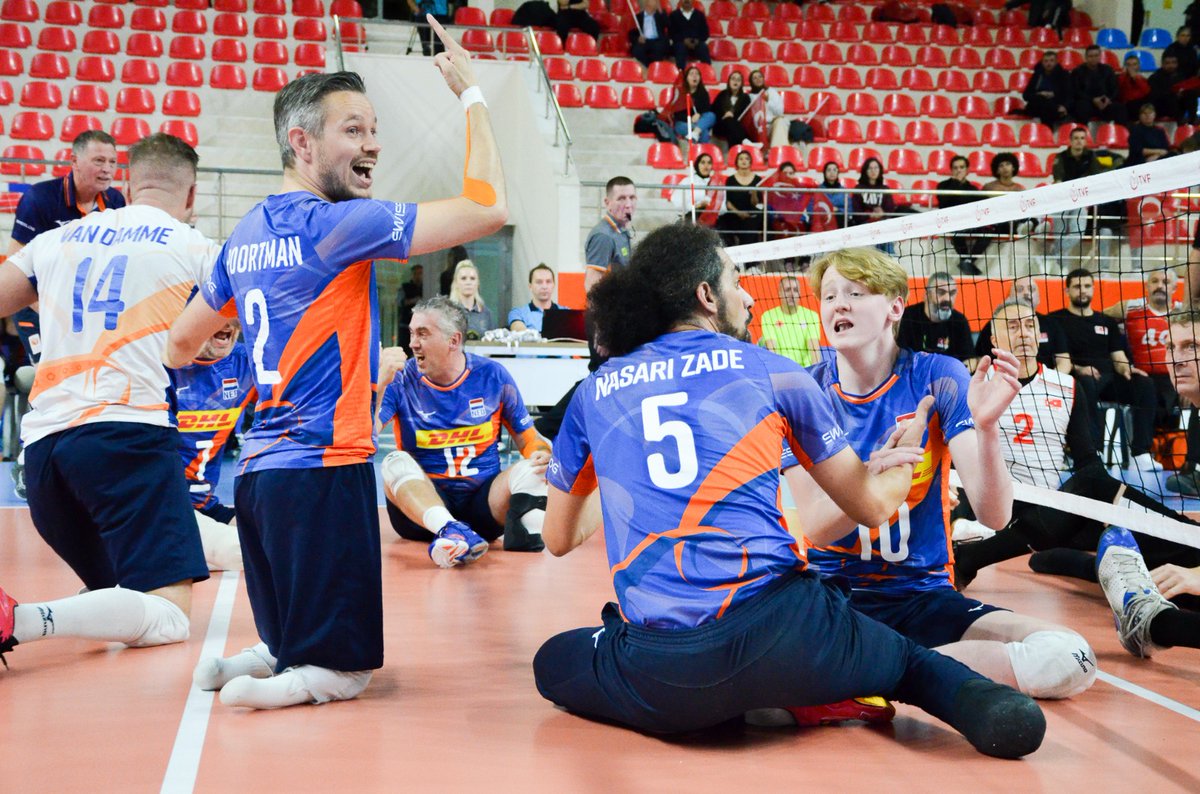 En dat was de 5e!
We hebben van de Tsjechen gewonnen met 3-0. 
Vanmiddag spelen we de laatste wedstrijd van het toernooi. 
👀 Kijk je mee om 15.15 uur tegen Groot-Brittannië?
 volleybal.nl/nieuws/ek-b-te…
#volleybal #zitvolleybal #pve