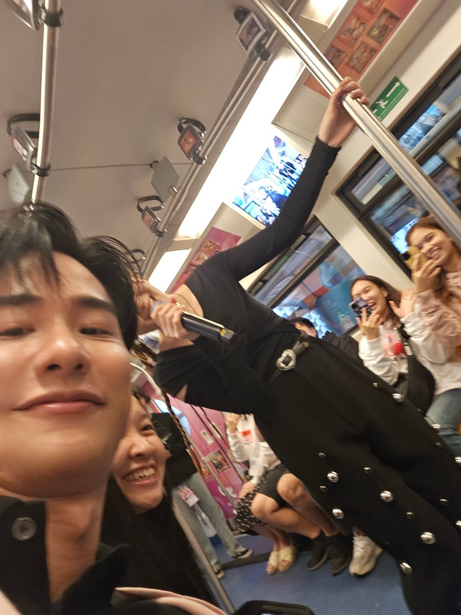 ถ่ายกับศิลปินแต่ไม่รู้ศิลปินคือใคร