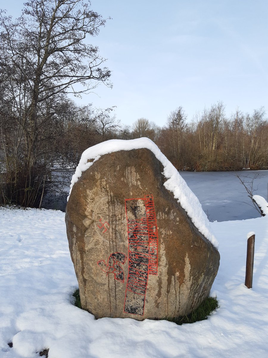 For some reason a runestone covered in snow standing in a snowy landscape somehow looks more runestony.