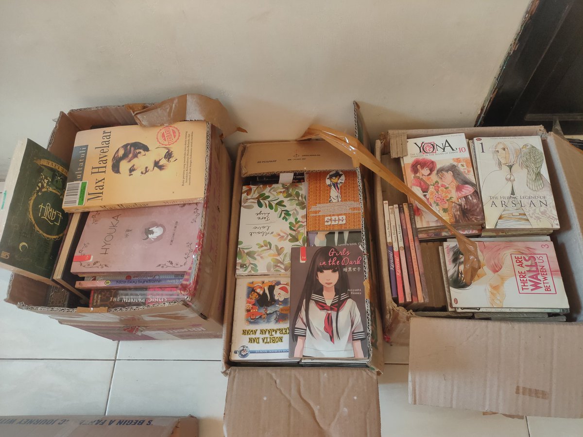 currypotz's tweet photo. Bismillah✨
Guys aku mau jual koleksi2 ku, buku novel komik, drpd mereka cuma dikardusin doang sampe ada yg berdebu dan menguning😭 rak buku udah full album2 koriyah wkwk (nanti dijual jg)

Ayo diangkut pliss, aku jual mursidahh aja start from 3k😉 via sopi +adm 10% ya, dom sby https://t.co/C6z3YncSuB