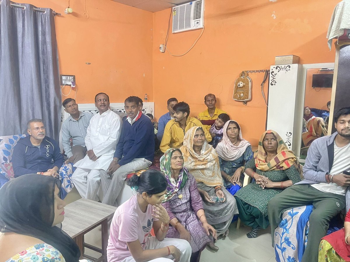 AzadSinghBjp's tweet photo. आज रजौकरी हरिजन बस्ती बूथ नंबर 17 पर प्रधानमंत्री श्री नरेंद्र मोदी जी का मन की बात कार्यक्रम सुना जिसमें साथ में विधानसभा विस्तारक ओम प्रकाश जी, मंडल अध्यक्ष अजीत डबास जी, शक्ति केंद्र प्रमुख व महामंत्री रामस्वरूप जी मौजूद रहे ।

#MannKiBaat #mehrauli #delhi #AzadSingh #BJP4IND #DelhiBJP

@BJP4India @BJP4Delhi @RSSorg @narendramodi @JPNadda @AmitShah @blsanthosh @PandaJay @alka_gurjar @Virend_Sachdeva @PavanRanaRSS @RamvirBidhuri @aniljaindr