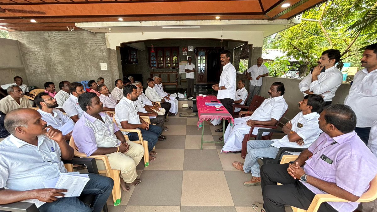 drmahendran_r's tweet photo. கழக தலைவர் மாண்புமிகு முதலமைச்சர் @mkstalin அவர்களின் வழிகாட்டுதலின்படி பெருந்துறை சட்டமன்ற தொகுதிக்குட்பட்ட பெருந்துறை தெற்கு ஒன்றிய கழக BLA-2 நிர்வாகிகள் கூட்டத்தில் கலந்துகொண்டு எதிர்வரும் தேர்தல்களை எதிர்கொள்வது குறித்து ஆலோசனை மேற்கொண்ட போது...

இந்நிகழ்வில் முன்னாள் அமைச்சர் திரு. தோப்பு வெங்கடாச்சலம் அவர்கள் பெருந்துறை தெற்கு ஒன்றிய கழக செயலாளர் திரு. கே.பி. சாமி அவர்கள், பெருந்துறை வடக்கு ஒன்றிய கழக செயலாளர் திரு.ப. சின்னச்சாமி அவர்கள் மற்றும் கழக நிர்வாகிகள் கலந்துகொண்டனர்.