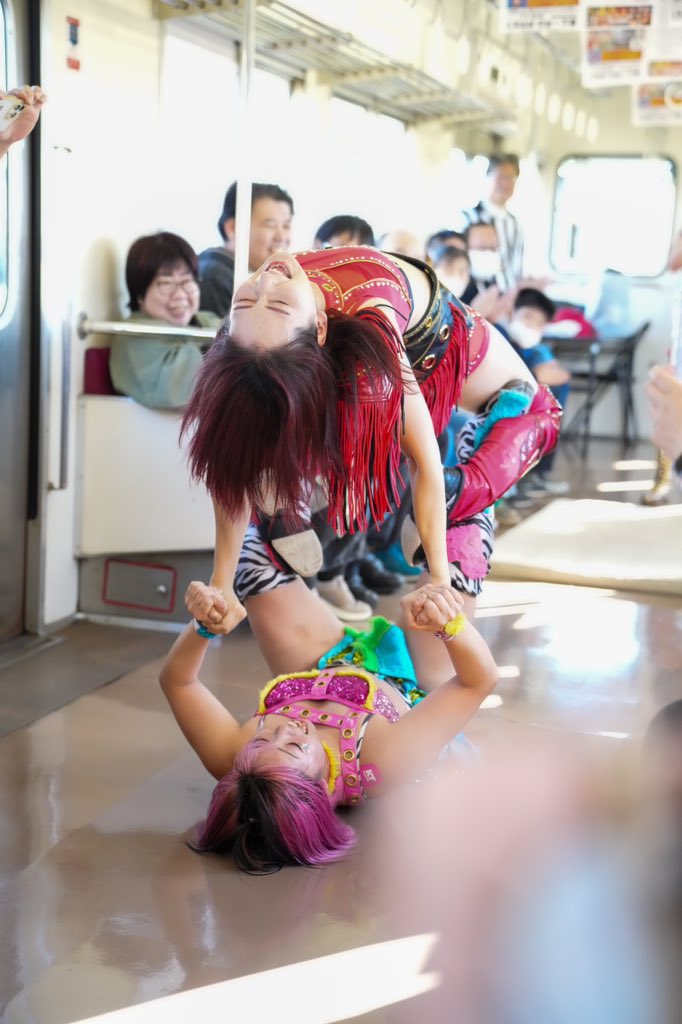 RCWSpain's tweet image. Nightshade, Mio Momono y más en el show de Marvelous realizado hoy en un tren en Japón.

@naoto666 📸

#関鉄プロレス #マーベラスプロレス #MarvelousPro #Marvelous @nightshadepw @marvelousMio @info_marvelous @MarvelousInter