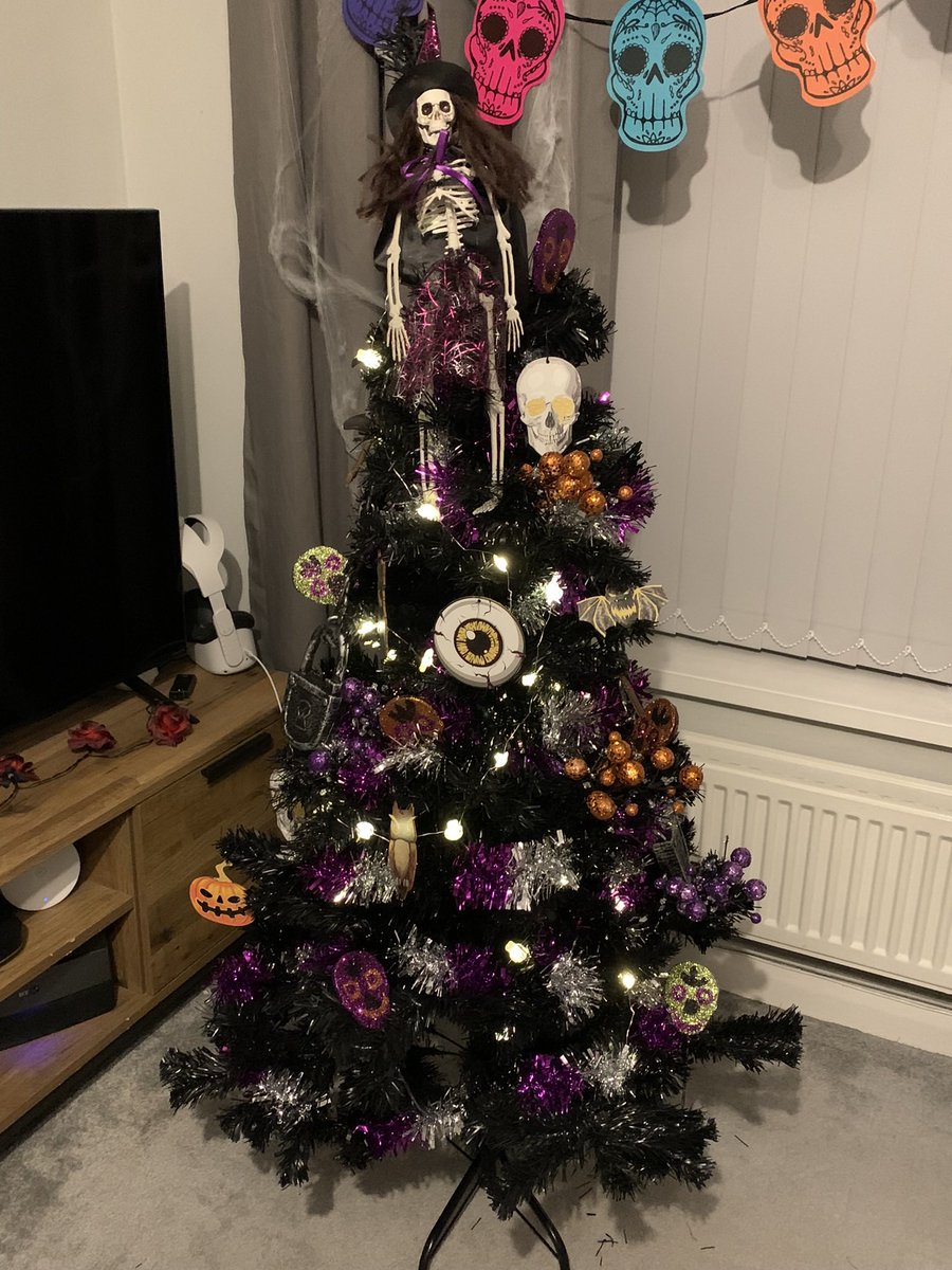 sezz01's tweet photo. @SundayBrunchC4 We have a Halloween tree too in Leeds 😀 https://t.co/wwmh4ajUcU