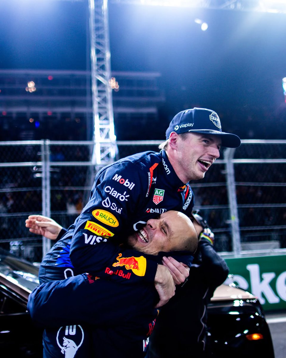 verstappenews's tweet photo. GP AND MAX- I AM NOT OK 😭😭😭💕 https://t.co/1D5drfJTB0