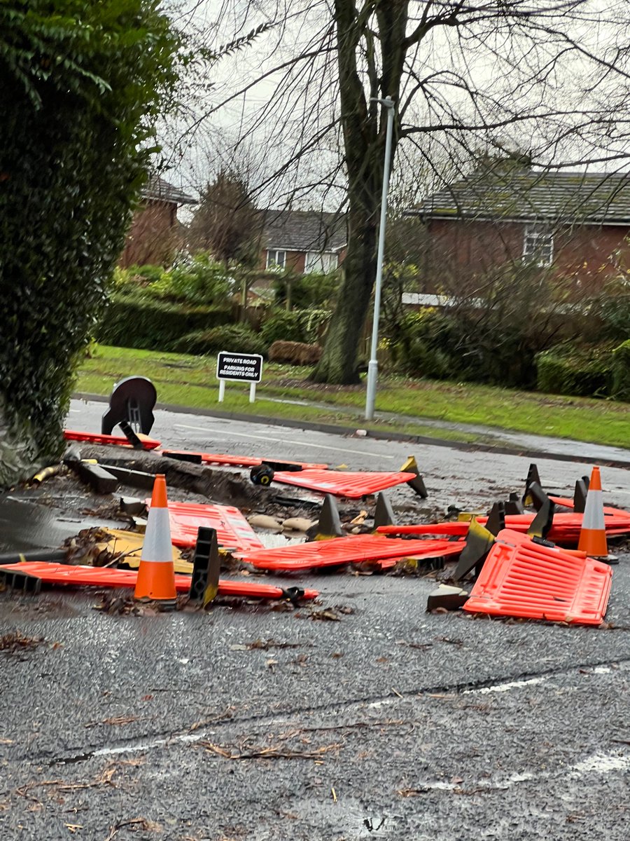 wq949966's tweet photo. @CadentGasLtd @cadentgashelp @cadentincident gasworks on road. Serious hazard for not only pedestrians but also cars turning. It’s a huge hole filled with water! https://t.co/2AmPqFFgIZ