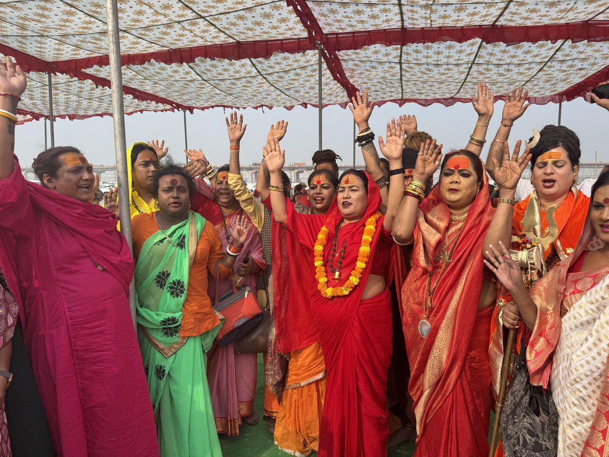 teenamaa2's tweet image. आज जूना अखाड़ा (किन्नर अखाड़ा) के महाकुंभ 2025 में धर्म ध्वजा स्थापना की स्थापना के कार्यक्रम का विशाल आयोजन किया गया #kumbhmela #highlight #KINNER #prayagraj #flowers