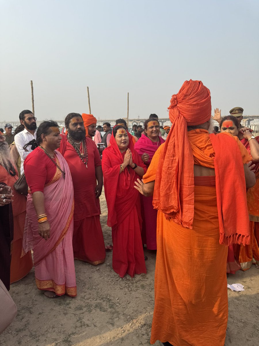 teenamaa2's tweet image. आज जूना अखाड़ा (किन्नर अखाड़ा) के महाकुंभ 2025 में धर्म ध्वजा स्थापना की स्थापना के कार्यक्रम का विशाल आयोजन किया गया #kumbhmela #highlight #KINNER #prayagraj #flowers