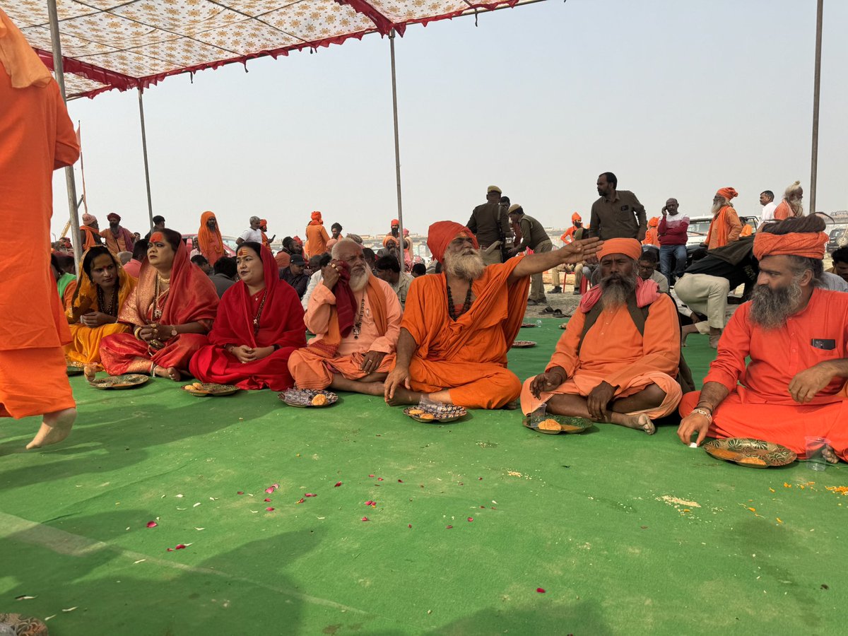 teenamaa2's tweet image. आज जूना अखाड़ा (किन्नर अखाड़ा) के महाकुंभ 2025 में धर्म ध्वजा स्थापना की स्थापना के कार्यक्रम का विशाल आयोजन किया गया #kumbhmela #highlight #KINNER #prayagraj #flowers