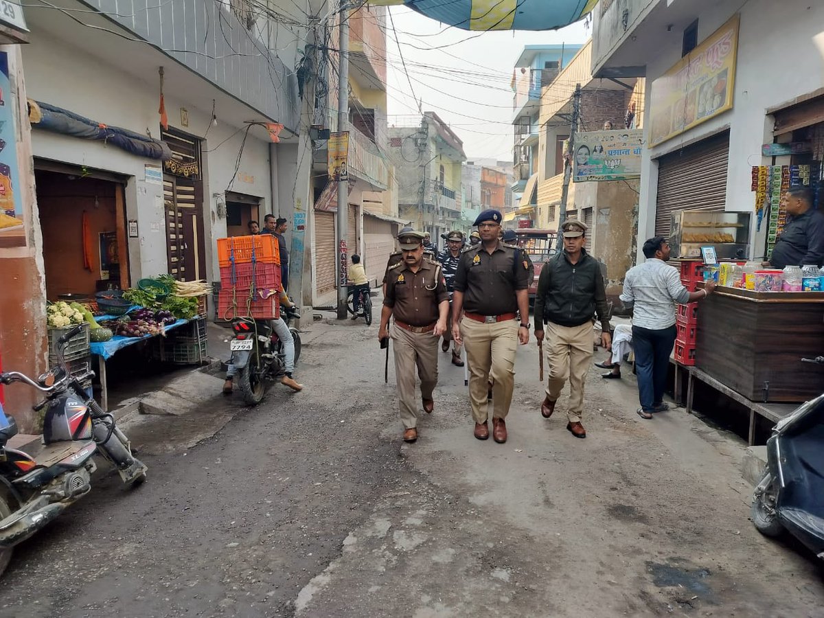 NewsReding's tweet photo. मुजफ्फरनगर

➡संभल घटना पर यूपी में पुलिस अलर्ट

➡मुजफ्फरनगर के संवेदनशील क्षेत्रों में अलर्ट

➡पुलिस फोर्स का क्षेत्रों में पैदल मार्च

➡मुस्लिम इलाकों में पुलिस का प��दल मार्च।

@Uppolice 
@muzafarnagarpol 
#muzffarnagar https://t.co/UJXloDPHta