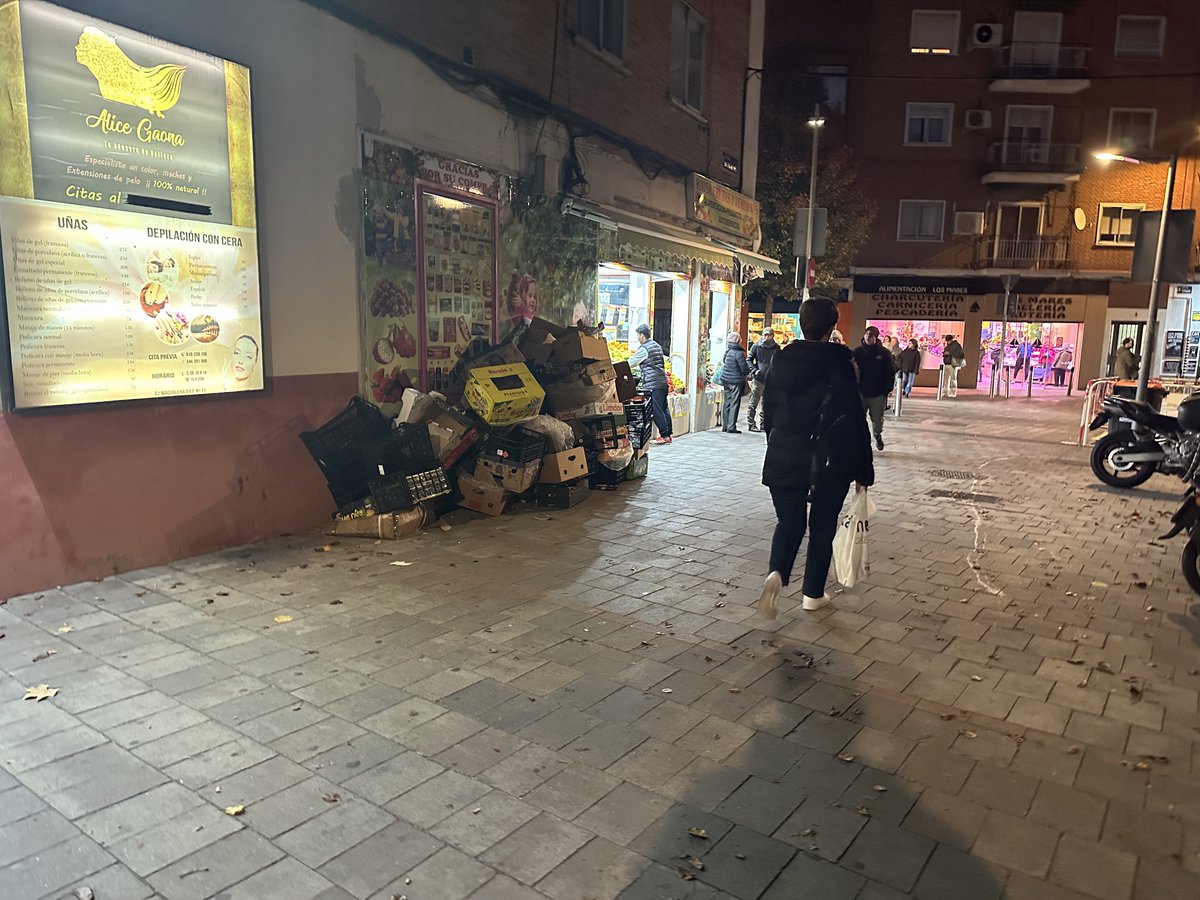 19otrebor's tweet photo. @JMDTetuan @policiademadrid las aceras tomadas por negocios, en este caso fruterías. ¿Se toman medidas? Calle Capitán Blanco Argibay, entre Magdalena Díez y Muller. https://t.co/symxwY67l2