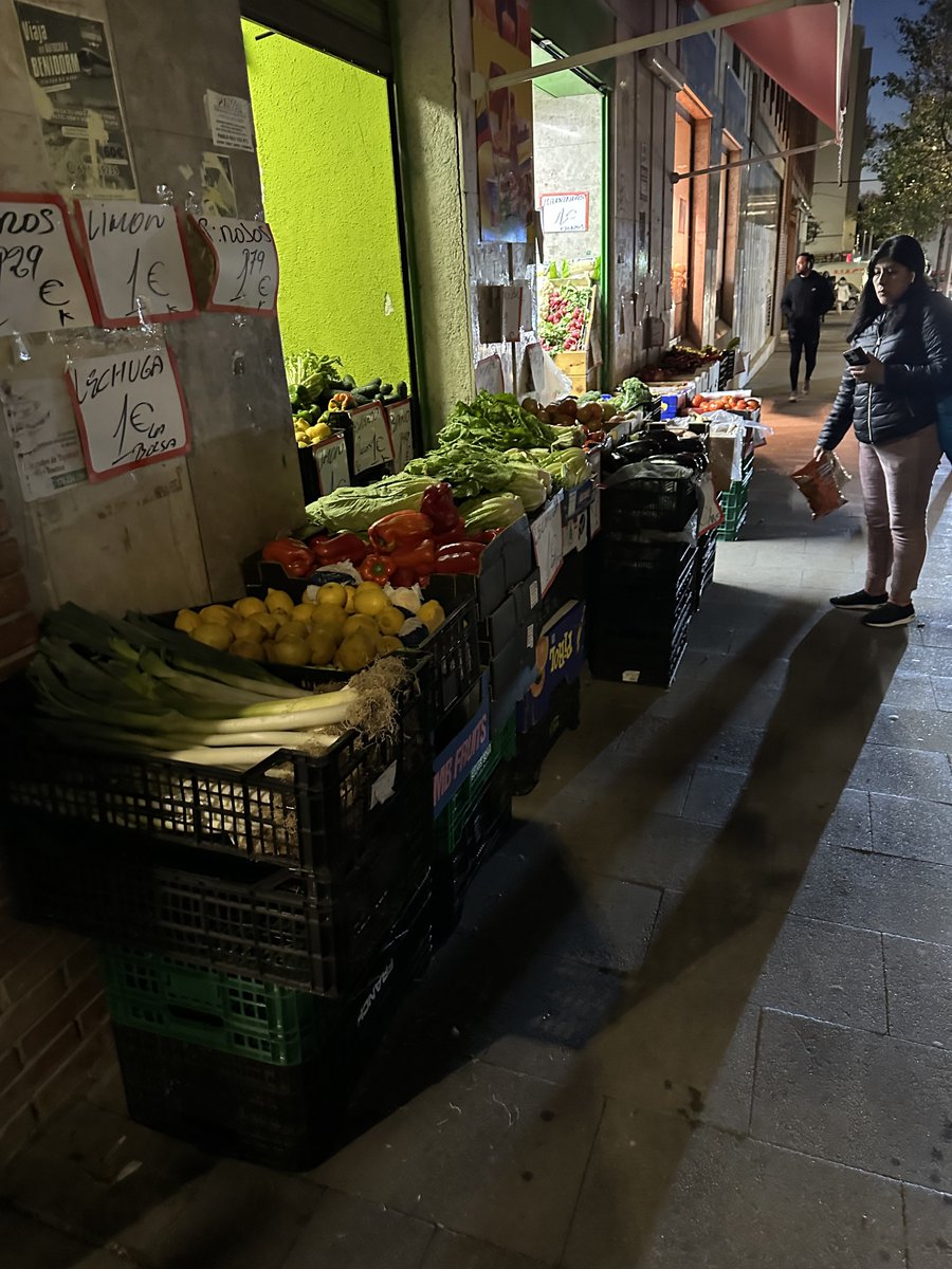 19otrebor's tweet photo. @JMDTetuan @policiademadrid las aceras tomadas por negocios, en este caso fruterías. ¿Se toman medidas? Calle Capitán Blanco Argibay, entre Magdalena Díez y Muller. https://t.co/symxwY67l2