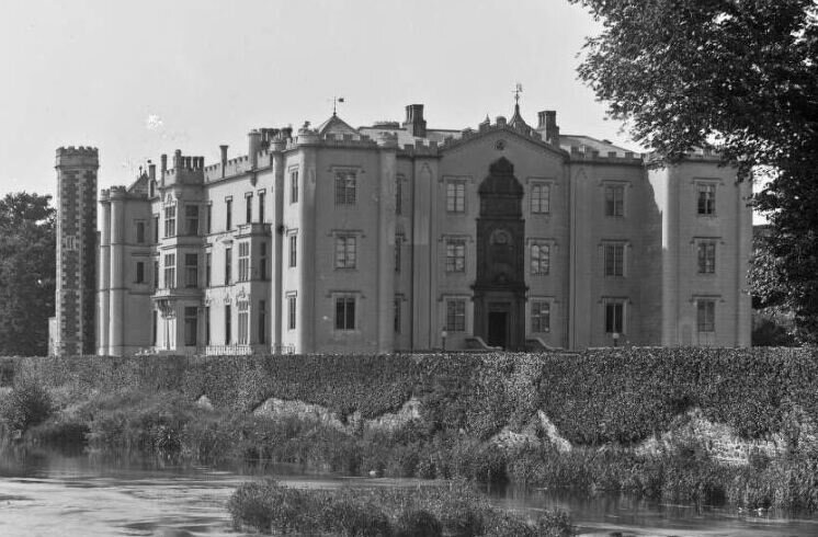 Antrim Castle, Co Antrim, burnt 28 October 1922 in Irish Civil War when owned by Algernon Skeffington, 12th Viscount Massereene. Demolished 1970.
…BelmontinNorthernireland.blogspot.com/2013/09/antrim…