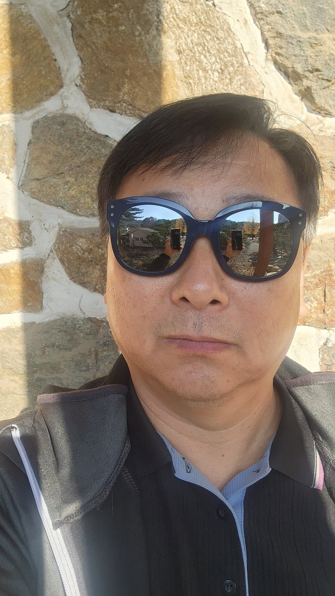 작은 성딩입 의왕 청계산 끝자락에 살포시 걸처있는 '하우현聖堂'입니다
가끔가서 편안마음으로 내려놓고 오는 곳에 에서 기도 했답니다. 오직 국민이 주인인 나라로 지켜달라고도ㆍ
 눈이 오거나 추워지면 넘어질 수 있어 낙엽을 한참동안 빗질도 했습니다
#하우현성당 #성당 #청계산 #기도 #국민주권