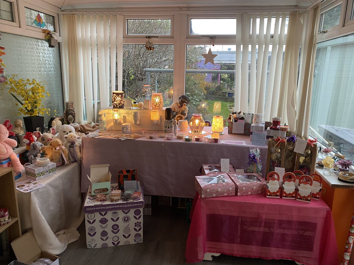 lisamatthewman's tweet photo. Open house at mine today. Coffee, nibbles, natter and smellies! 🎄🎁🎄 
Get your Christmas shopping done 🎄🎁🎄 https://t.co/q8HYFE8Nz2