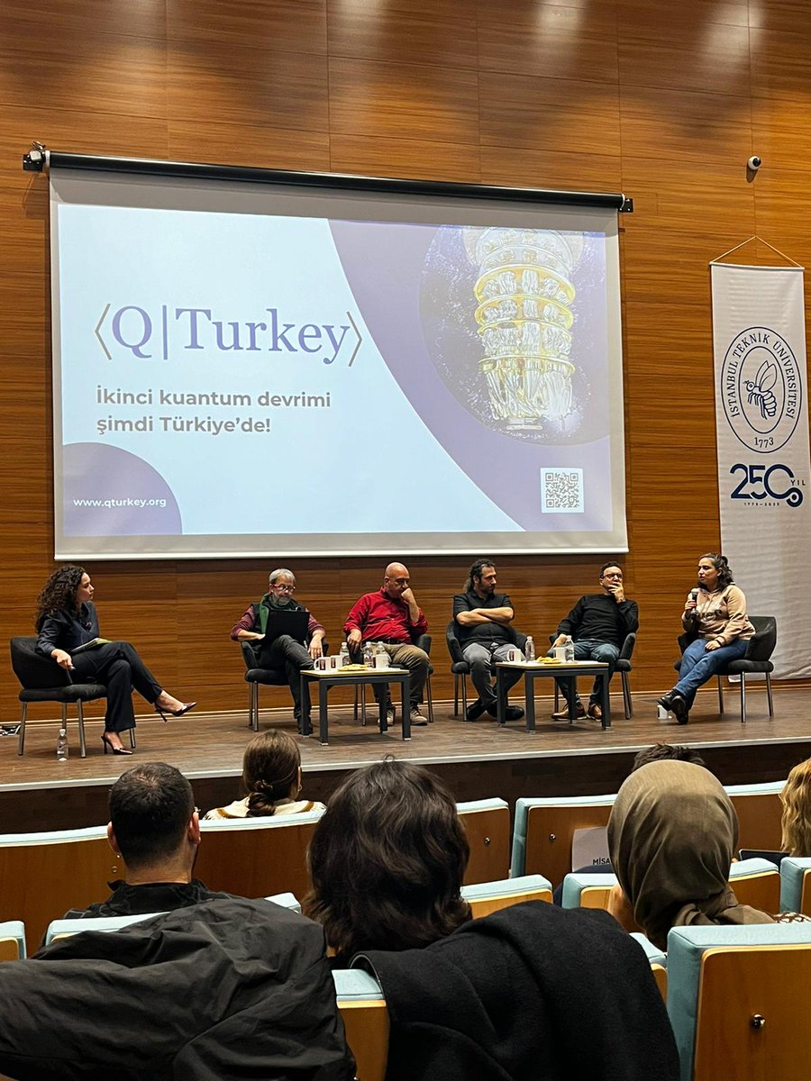 Kuantum Günleri'24 etkinliğimiz, Zafer Gedik, Onur Pusuluk (<a href="/sulekesi/">Onur Pusuluk</a>), Alper Dizdar (<a href="/alperdizdar/">Alper Dizdar</a>) , Deniz Türkpençe(<a href="/TurkpenceDeniz/">Deniz Türkpençe</a>) ve Saba Bozpolat (<a href="/sabarife/">Saba (Arife) Bozpolat</a>) isimleriyle birlikte “Üniversite Eğitiminde Kuantum Teknolojileri” başlıklı panel oturumuyla devam ediyor.