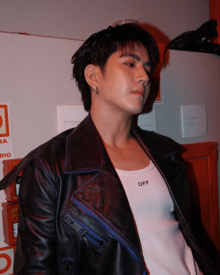 mitang_____'s tweet photo. 𓏔 IG Post sea_tawinan (24.11.24) ⟢ 𓈒
🖤
#OffWhite #OffWhiteBangkok #OffWhiteCommunity
#sea_tawinan #ChaoTalay https://t.co/Vk4gU6yRkB