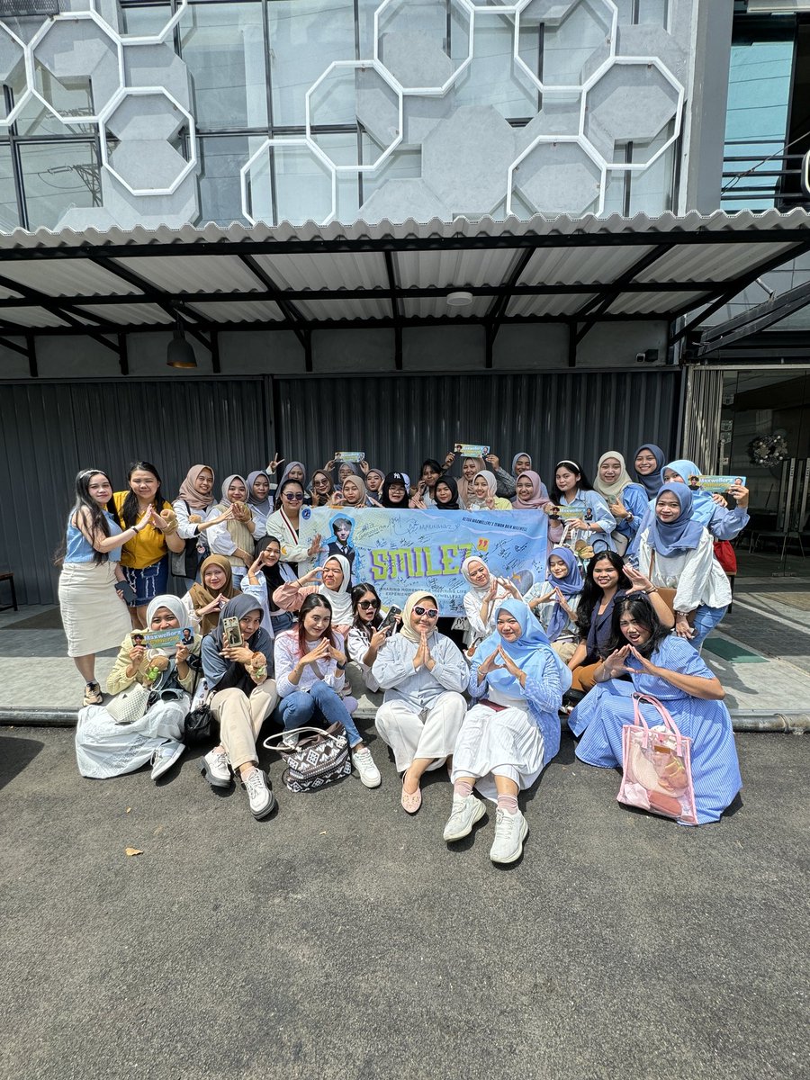 Gupiiiuu's tweet photo. Kamsiaa buat panitia² yang sangat effort ini sudah menyelenggarakan acara seseru ini terharu poll hiksss🥹 Ditunggu next projectsnya😋💙 #timsekop @temnbaikmaxwell @25pivoine @candycrush9244 @nununanaz15 @NurjaneTyas @distylaurent https://t.co/yn2wRAFlks