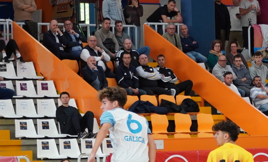 📸 Imaxes dunha primeira parte moi igualada

1⃣ CATALUÑA
0⃣ GALICIA

💙 ADIANTE GALICIA

👔 Coa presenza do Presidente da <a href="/futgal/">RFGF</a> no palco de Vista Alegre, <a href="/RafaLouzan/">Rafael Louzán Abal</a> 

⏱️ 17'

#SentindoGalicia | #SelecciónGalega