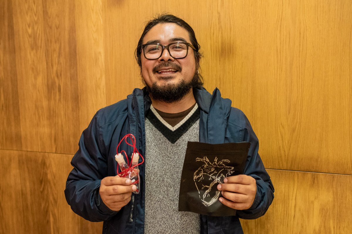 vivalugo (@viva_lugo) on Twitter photo 👍 Entrega de premios do Certame Paisaxes Sonoras Lugo Cultral 2024 na Casa do Saber. Premio á mellor paisaxe sonora, dotado con 300 euros, xoia deseñada por Montse Rego e diploma foi para... Crisitan Leyva con "Ritual de petición de lluvias" 👏
<a href="/CulturaUSC/">Área de Cultura da USC</a> #OutonoCultural 👍 Entrega de premios do Certame Paisaxes Sonoras Lugo Cultral 2024 na Casa do Saber. Premio á mellor paisaxe sonora, dotado con 300 euros, xoia deseñada por Montse Rego e diploma foi para... Crisitan Leyva con "Ritual de petición de lluvias" 👏
<a href="/CulturaUSC/">Área de Cultura da USC</a> #OutonoCultural