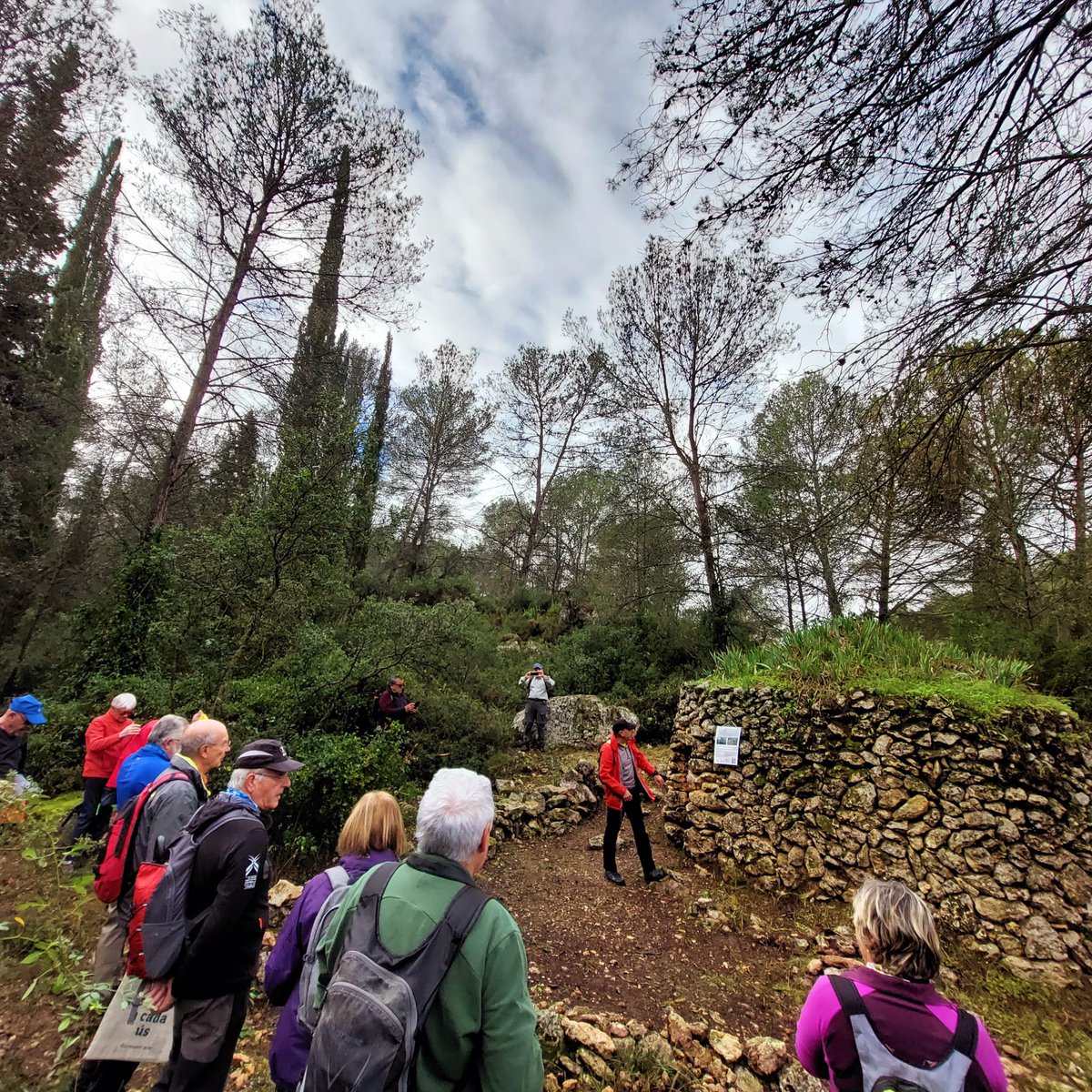 SadurniP's tweet photo. Visita de 7 barraques de pedra seca,Patrimoni de la Humanitat, a Olèrdola per la @SetmPedraSeca,organitzat per @CEP_Penedes
5 d' aquestes barraques van ser recuperades el 2016.
Eren el refugi dels nostres avis al bosc,al camp
#pedraseca @patcdiba @AjOlerdola https://t.co/jAaMa1rYg0