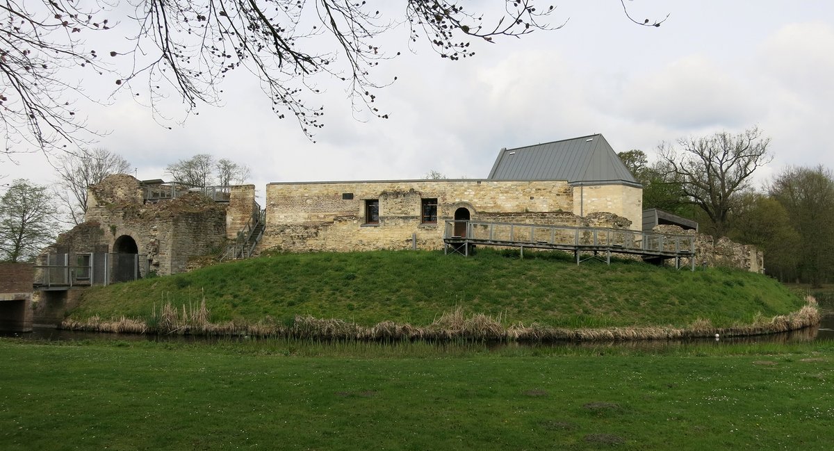 dutchbuildings's tweet photo. "Kasteel Pietersheim" in #Lanaken (Limburg), Belgium, originated as a medieval water castle in the 11th/12th century, parts of which still exist today. Rebuilt by the Van Merode family in 1449, it played a military role, including during the 1579 Siege of Maastricht. Its defenses were dismantled in 1670, leading to decay. A neoclassical castle was built in 1792, marking an important architectural shift. The combination of the preserved water castle ruins and the neoclassical reconstruction defines its legacy.