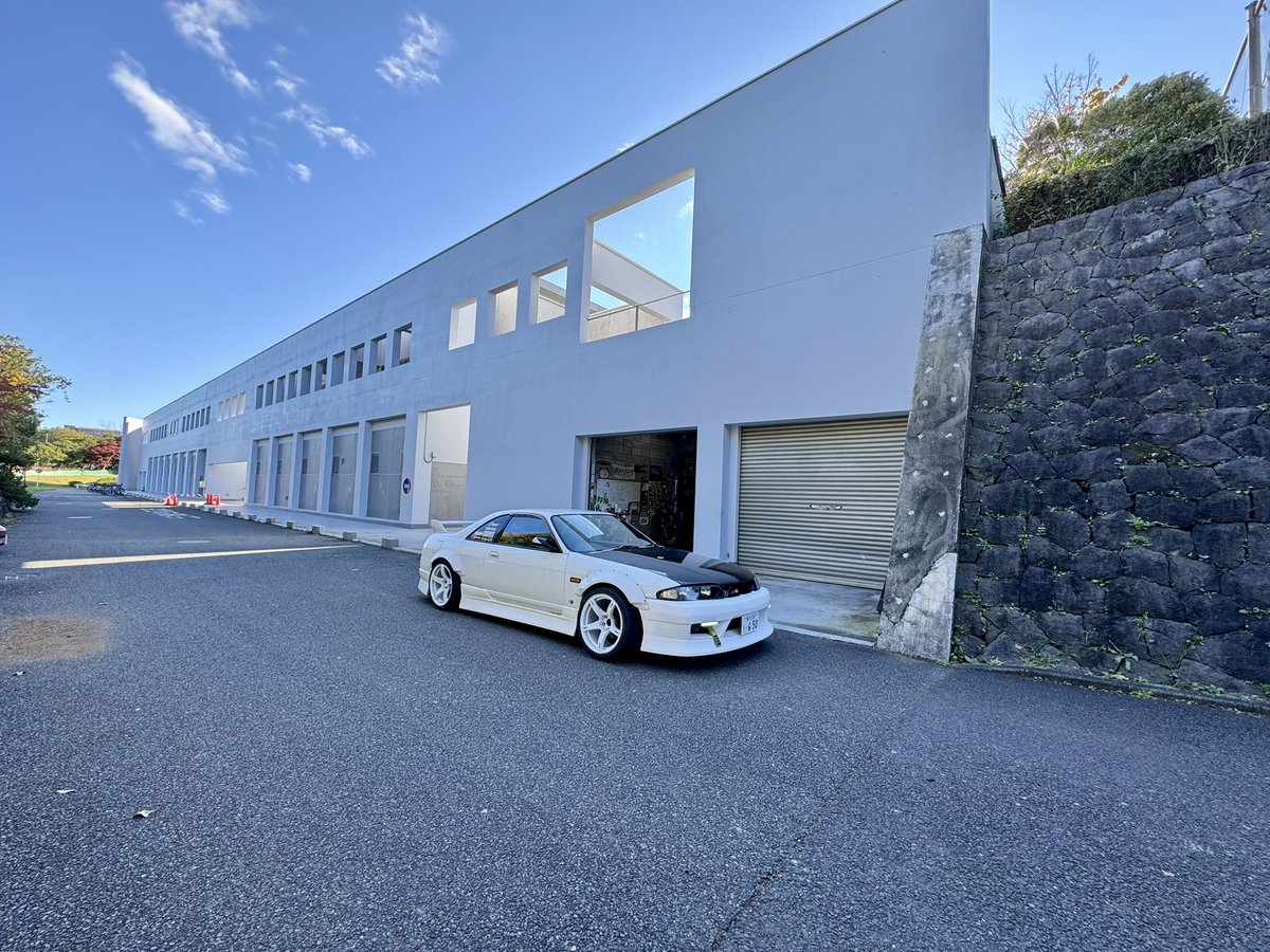 直線を基調としたモノトーンの建物。
すごく好みでした。

TMUAC様お邪魔しました🫡