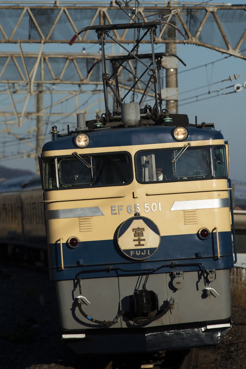 rwpsugiyama's tweet photo. 今日で”高崎EL／DL"が営業運転を終了。
EF65 501といえば2014年末、東京駅100周年を記念して運転された「リバイバル富士」。
当日は午後に東海道を下り、これに先立つ試運転は夜中に東海道を下り、早朝に上りました。
現役ブルートレインさながらで、夢を見ているようでした。
#ありがとう高崎EL・DL https://t.co/eksLTwTw0c