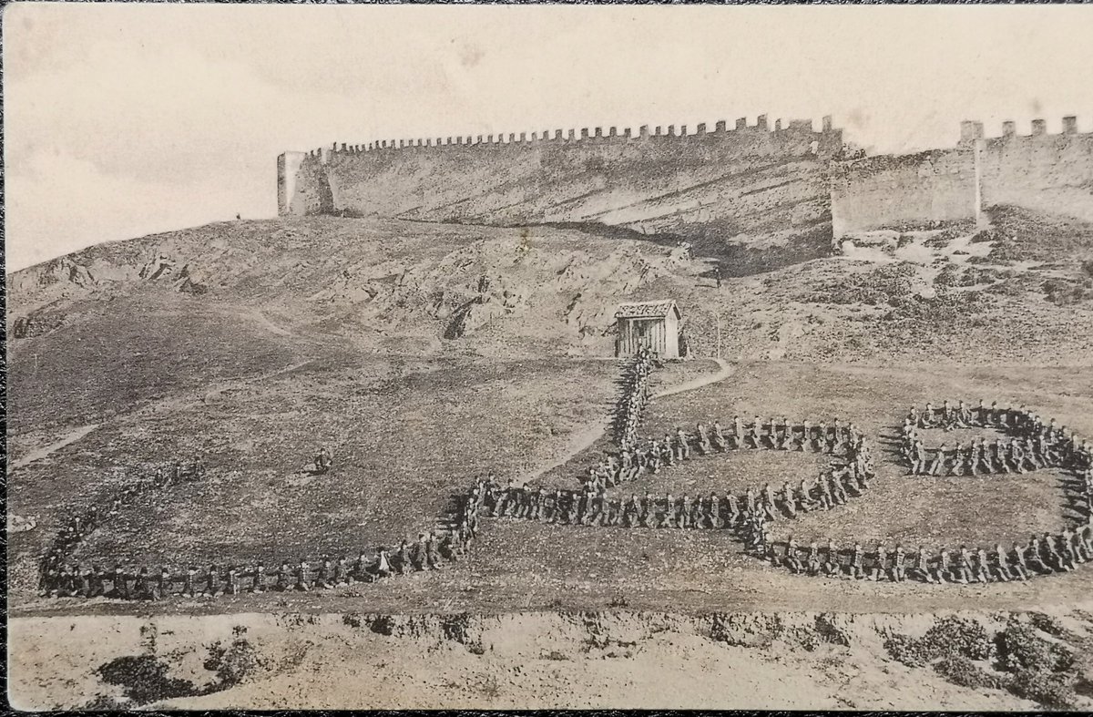 nadidefotograf's tweet photo. Halep kalesi önünde sıralanan Halep Mekteb-i Rüşdiye-i Askeriye talebeleri bedenleri ile VATAN وَطَنِ yazıyor.
#ÖğretmenlerGünü #Ottoman https://t.co/IdeItV4uET