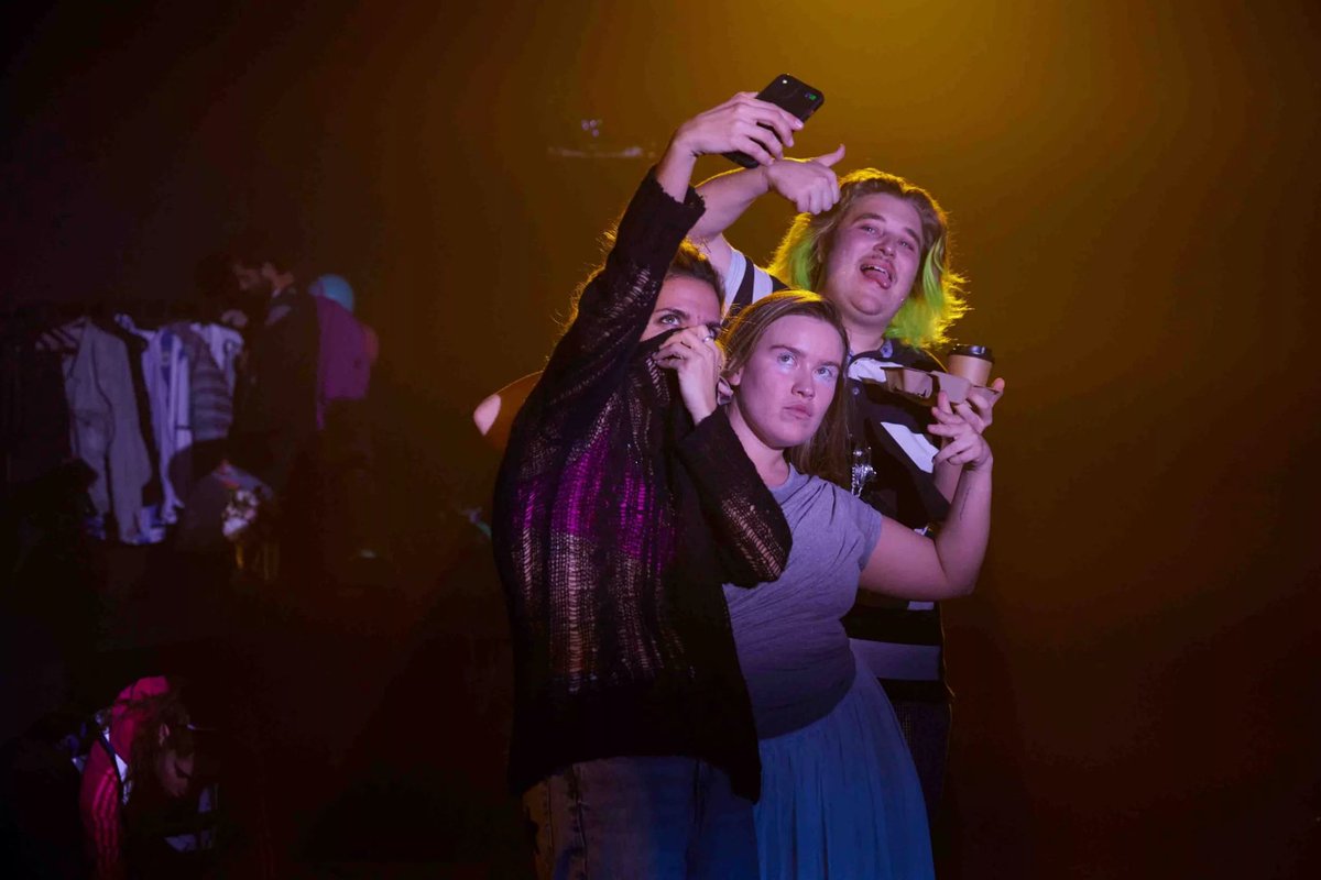 #Cacophony: el ruido mediático que nos inunda, la manipulación a la que estamos expuestos con el móvil como herramienta...Y esa añoranza de la infancia, del vaso de leche, de la amistad compartida y real. Con un trabajo actoral excelente. No os la perdáis.
📷 La Abadía #teatro