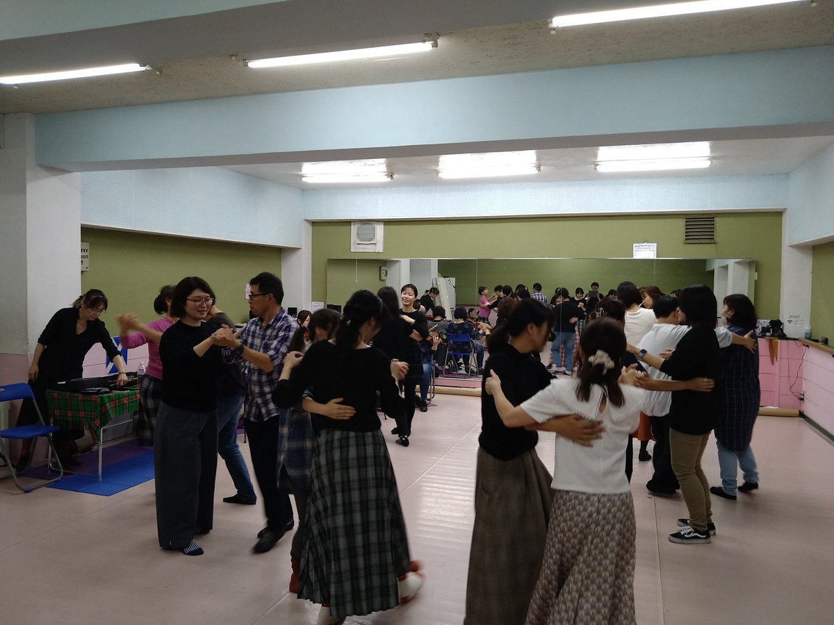 池袋近くのアーマーズピンクドアで行われたスコティッシュダンスパーティーに参加っ
グラスゴーからKae &amp; Mikeが来日！
楽器ワークショップ - ダンスチューンをダンサブルに演奏しよう！
スコティッシュケーリー - 生演奏で踊ろう！
ダンサブル、難しい
クルクル回ると目がまわるーけど、楽しかった♡