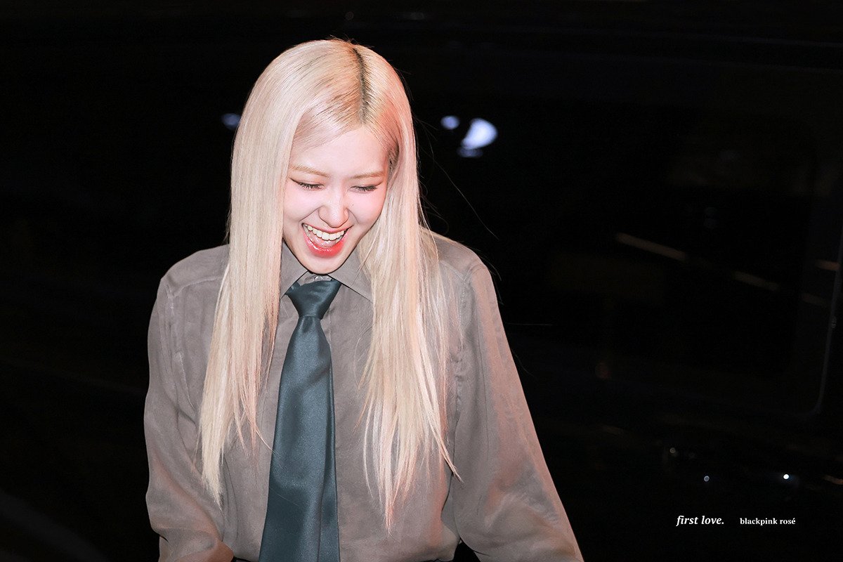 firstlove_rose's tweet photo. 2024.11 뉴스룸 퇴근 

🥰 https://t.co/clJdTCZZVy

#로제 #ROSÉ @numberoneHQ https://t.co/DBSdeJte3t