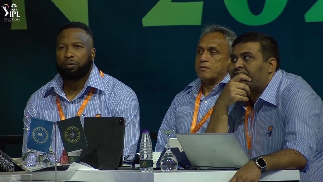 MIPaltan_Xtra's tweet photo. Pollard , Rahul Sanghvi, Mahela and the Ambanis at the auction table for #MumbaiIndians

#IPLAuction #IPLAuction2025 https://t.co/hNs0tXW8gb