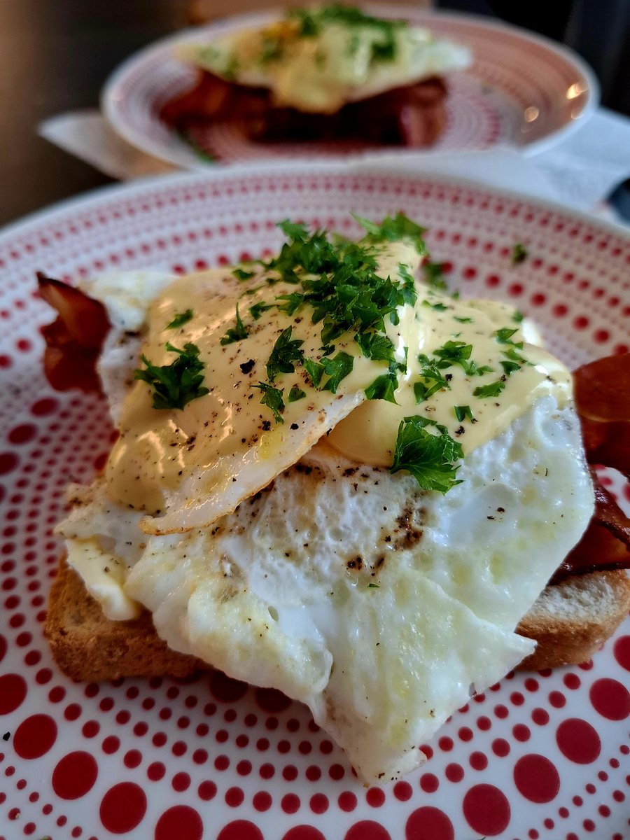 ChasDeller41193's tweet image. Amazing #chefkinaction eggs benedict 😍