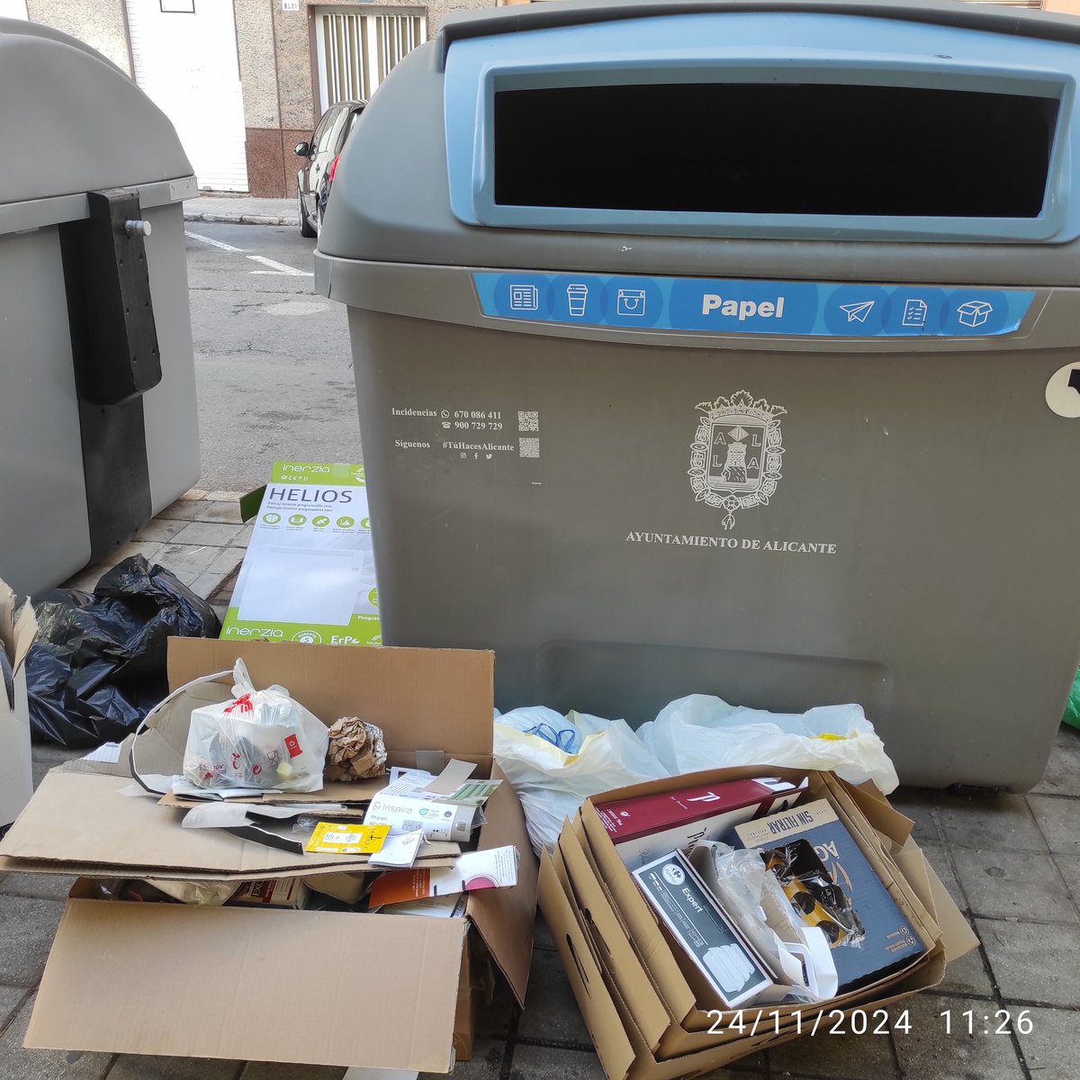 CALalicante's tweet photo. El resultado de las campañas educativas del señor Villar, el concejal más ecologista de la historia de España. 
📌Gracias por su empeño en mantener #MerdAlacant en todo su esplendor, @m_v_alc 
Spoiler:  Él va a conseguir que Alicante sea la primera ciudad más sucia de España💩💩 https://t.co/wdMc0AP63A