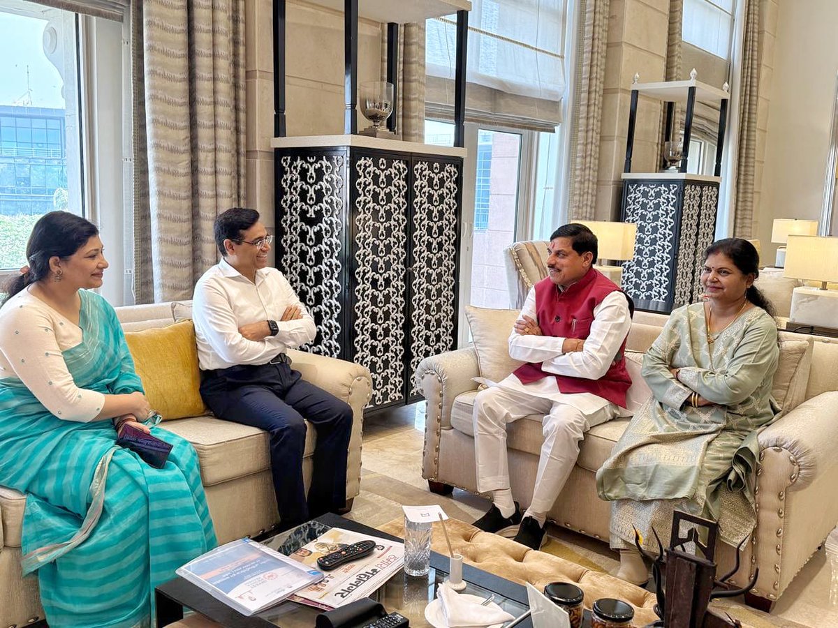 DrMohanYadav51's tweet photo. आज मुंबई में महाराष्ट्र कैडर के वरिष्ठ आईपीएस अधिकारी श्री मनोज शर्मा जी (IG) एवं उनकी धर्मपत्नी, महाराष्ट्र पर्यटन विकास निगम की प्रबंध निदेशक श्रीमती श्रद्धा शर्मा जी ने सौजन्य भेंट की। 

मनोज जी ने विपरीत परिस्थितियों में चुनौतियों का सामना करते हुए सफलता प्राप्त कर न केवल मुरैना बल्कि पूरे मध्यप्रदेश को गौरवान्वित किया है। संकल्पों की सिद्धि के लिए आपकी दृढ़ता, प्रदेश एवं देश के सभी युवाओं के लिए प्रेरणा स्रोत है।