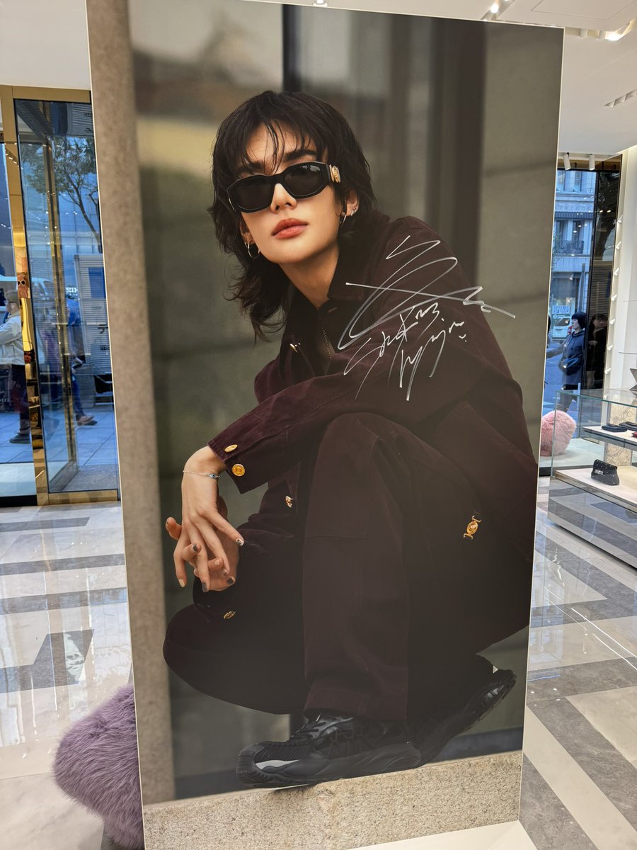 skzyuyu_320's tweet photo. ヒョンジンがヴェルサーチ来てた日お店入れなかったから別日でヴェルサーチ行って
バッグとモフモフチャーム購入🥰
店員さんがヒョンジンのお話したくさんしてくれました🩷ヒョンジンが座ったソファにも座らせてもらった🩷

#ヒョンジン
#ヴェルサーチ #Versace https://t.co/QrdN8XWds6