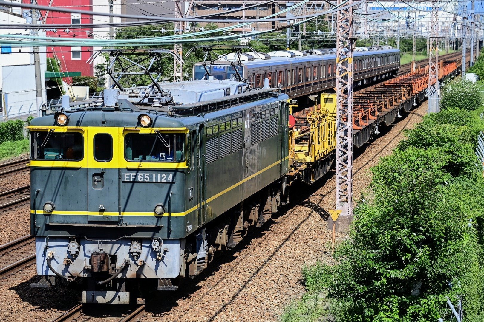 国鉄プレート トワイライカラーのEF65 1124に牽引され、復刻国鉄色キハ185系が