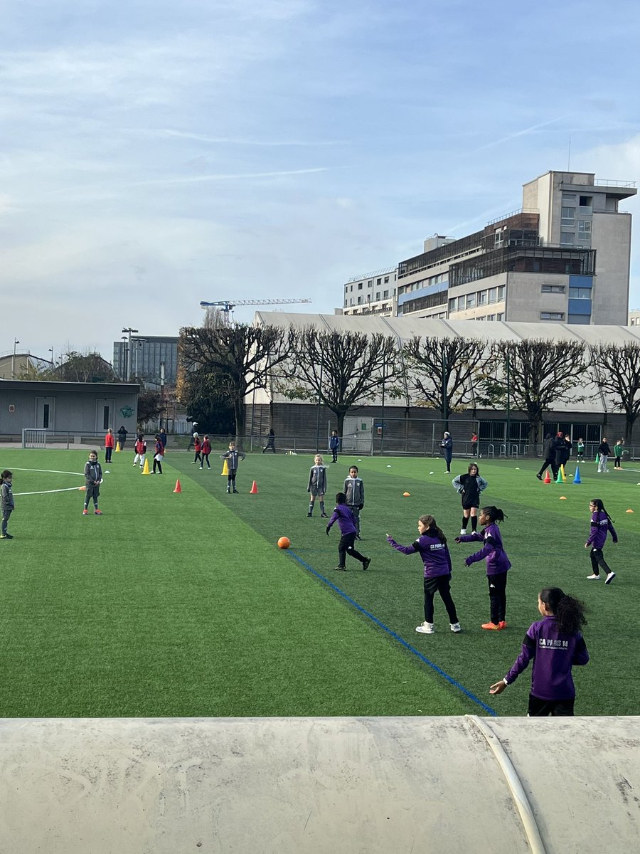 JulieBoillot's tweet photo. Matinée au bord du terrain. #fillofoot @ES16fr #supportrice #viededaronne #paris16 https://t.co/8B3LOX1Zb0